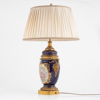 A porcelain table lamp, France, around 1900.