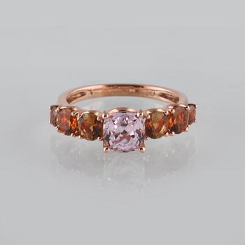 RING, 18K guld med fasettslipad kunzit ca 1.42 ct samt 6 fasettslipade turmaliner ca 1.31 ct. Vikt 3,5 gram.