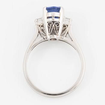 Ring, platinum with a sapphire and baguette-cut diamonds.