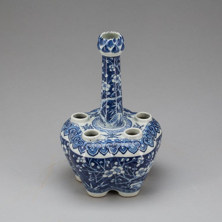TULPANVAS, porslin, Kina, sen Qing. 1800-tal.