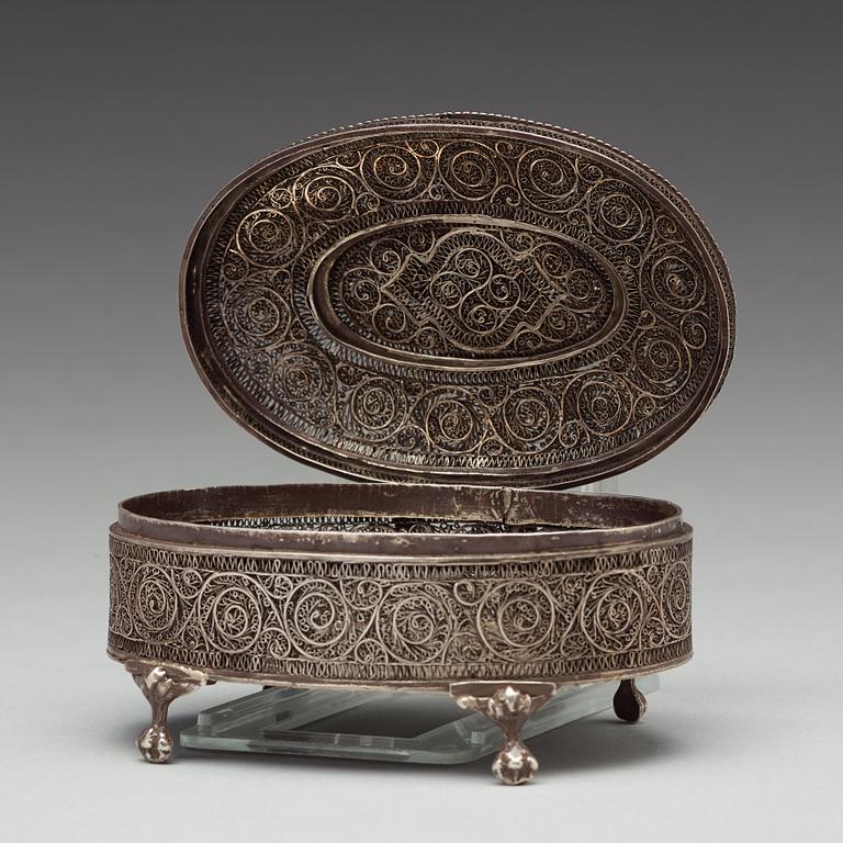 Filigranskrin på fötter, silver, Icke identifierad mästarstämpel, Moskva 1889.