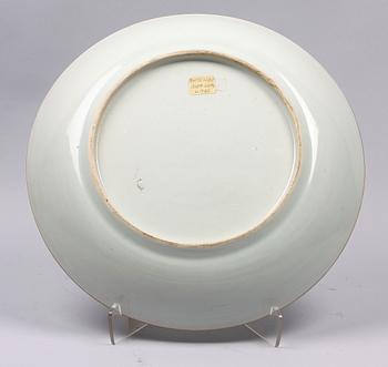 SKÅLFAT. Porslin. Kina. 1700-tal.