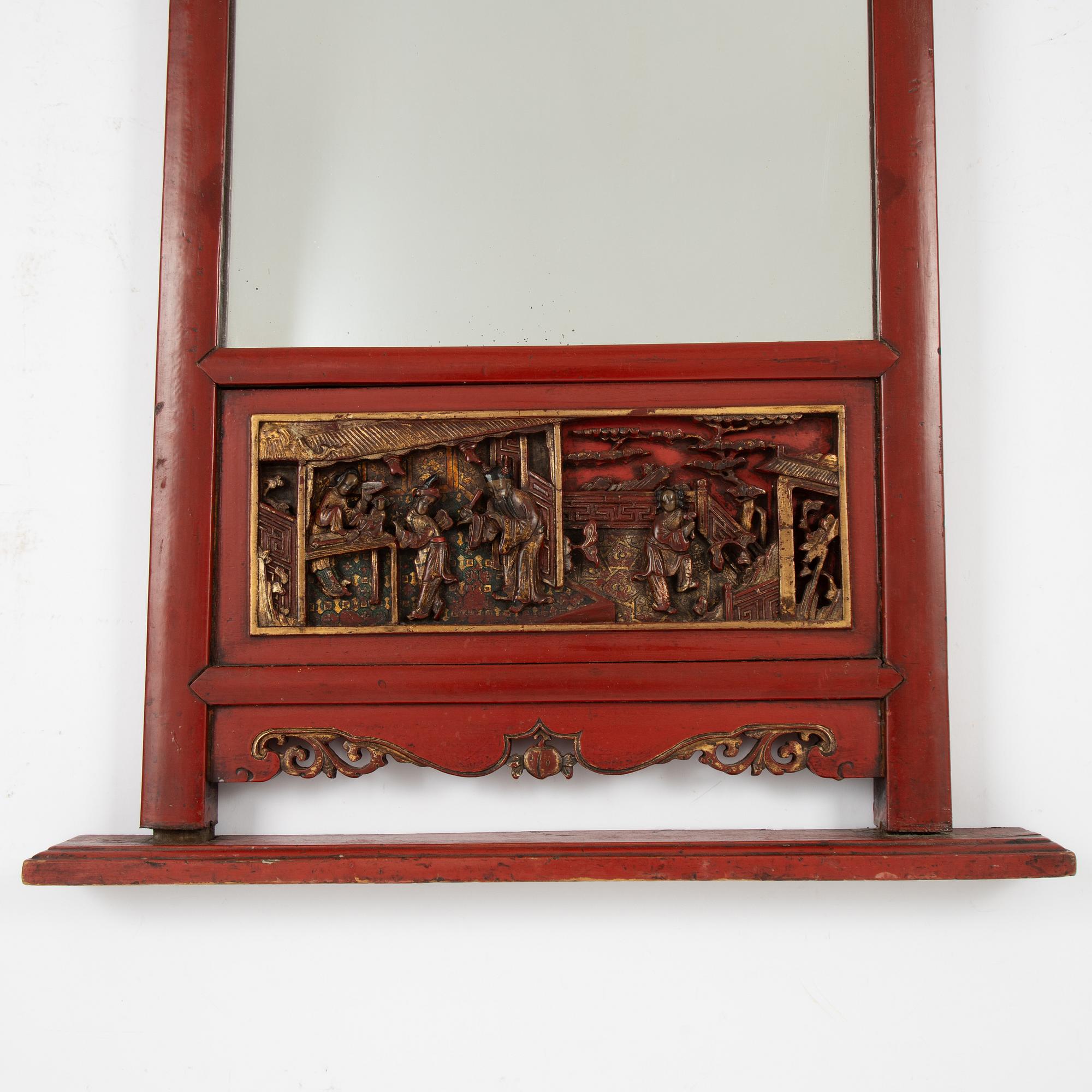 A lacquered mirror, Qing dynasty, 19th century.