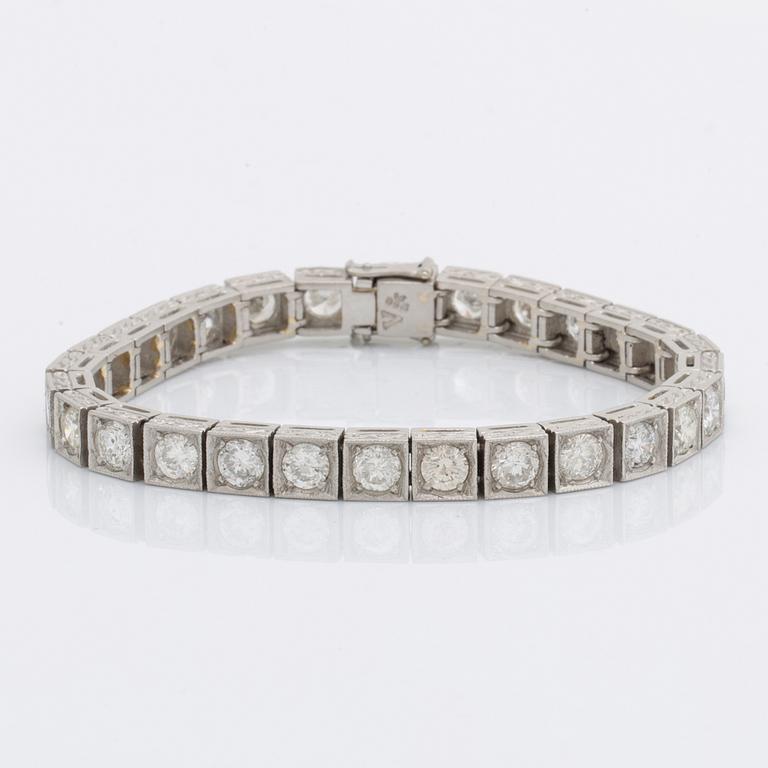 BRACELET paltinum with brillnat-cut diamonds approx 11 ct, Inclusions.