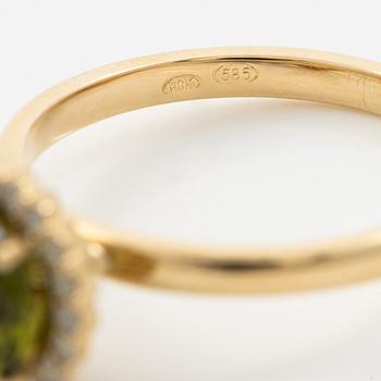 Ring 14K gold with green tourmaline and brilliant-cut diamonds.