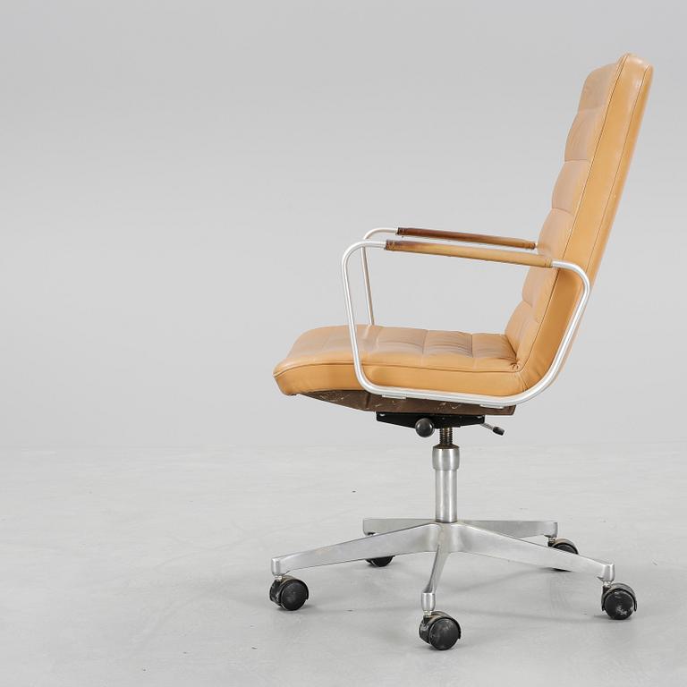 SKRIVBORDSSTOL, märkt RM, 1900-talets andra hälft.