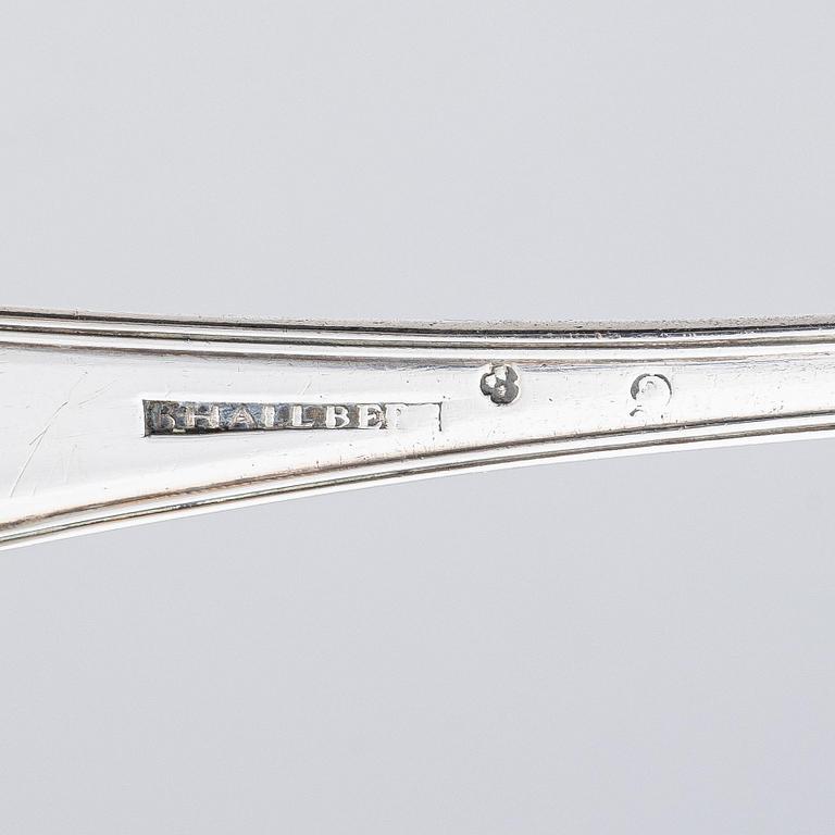 Abraham Hamnqvist, sockerskål med lock, silver, Åmål 1819, och strösked, Bengt Hallberg, Karlstad (1825-1830 (39)).