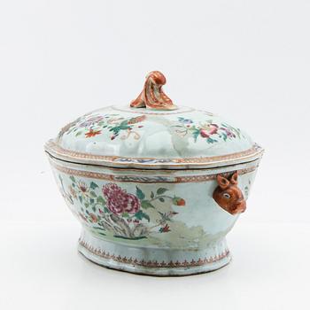 Terrin med lock, kompaniporslin. Qingdynastin, Qianlong (1736-95).