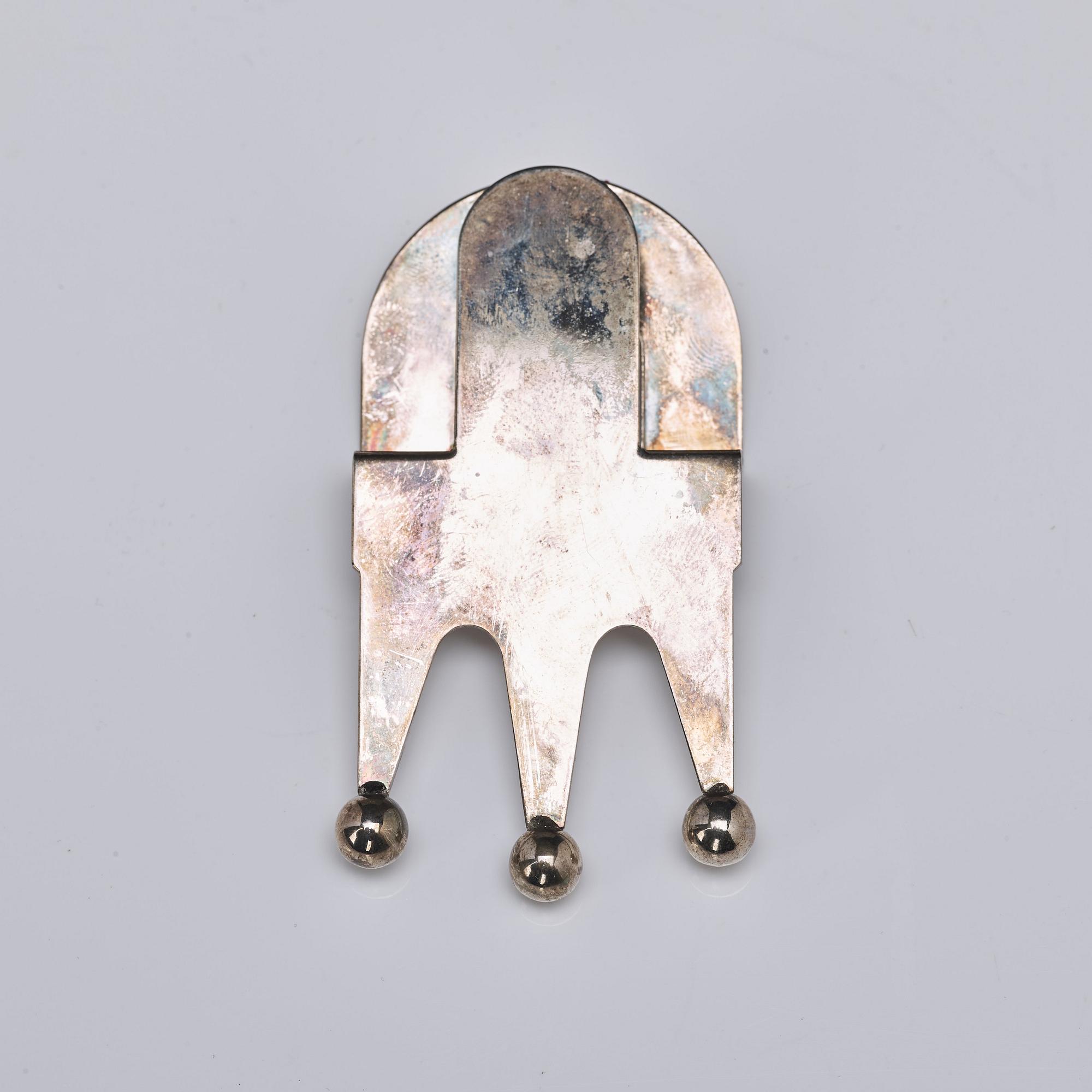 Bordsklocka, bricka, askfat, dosa, klämma och miniatyrskepp, nysilver och mässing. 1900-tal.