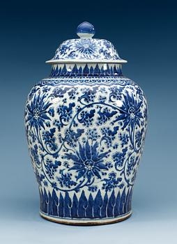 1724. URNA med LOCK, porslin. Qing dynastin, Kangxi (1662-1722).