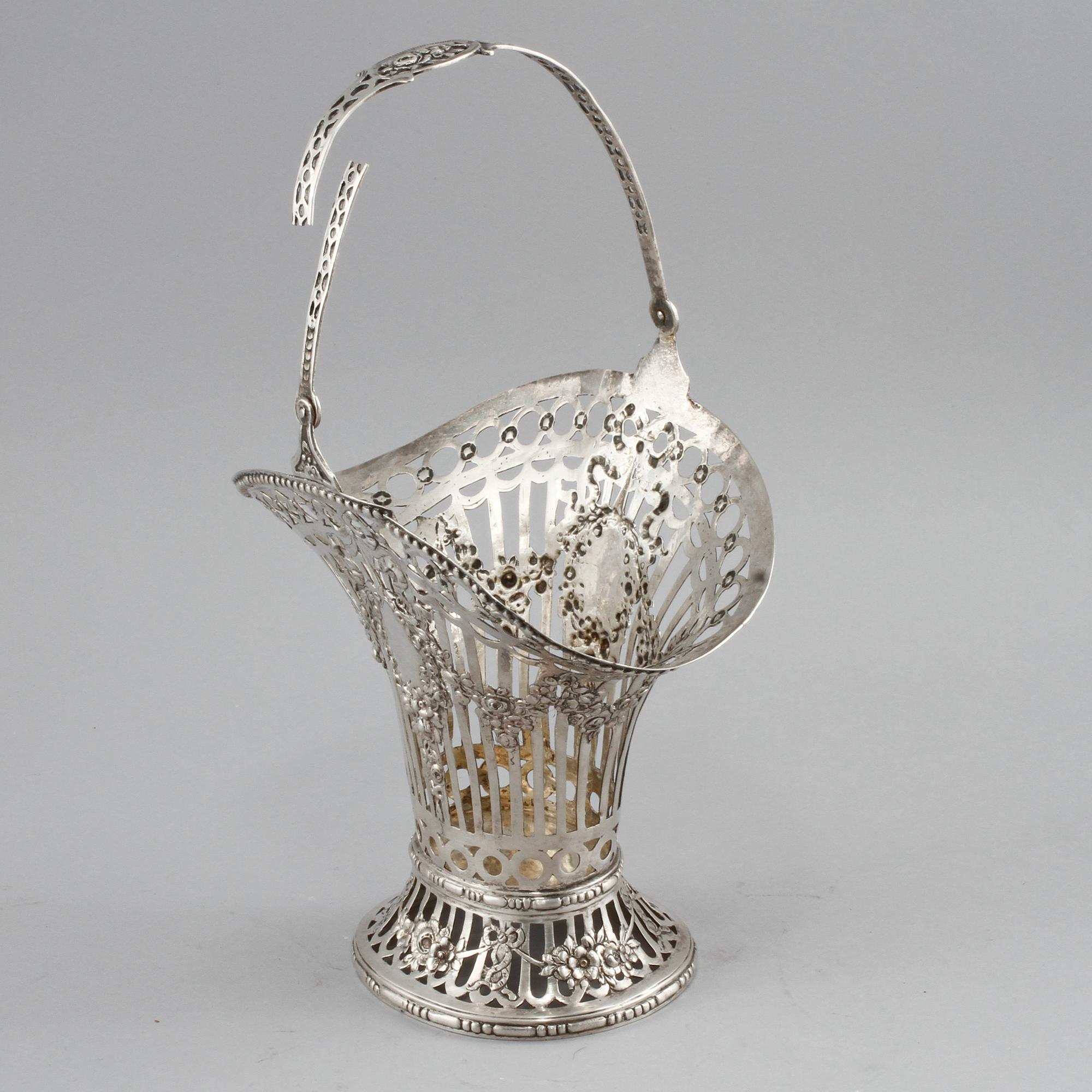 KORG, silver, omkring sekelskiftet 1900. Vikt 385 gram.