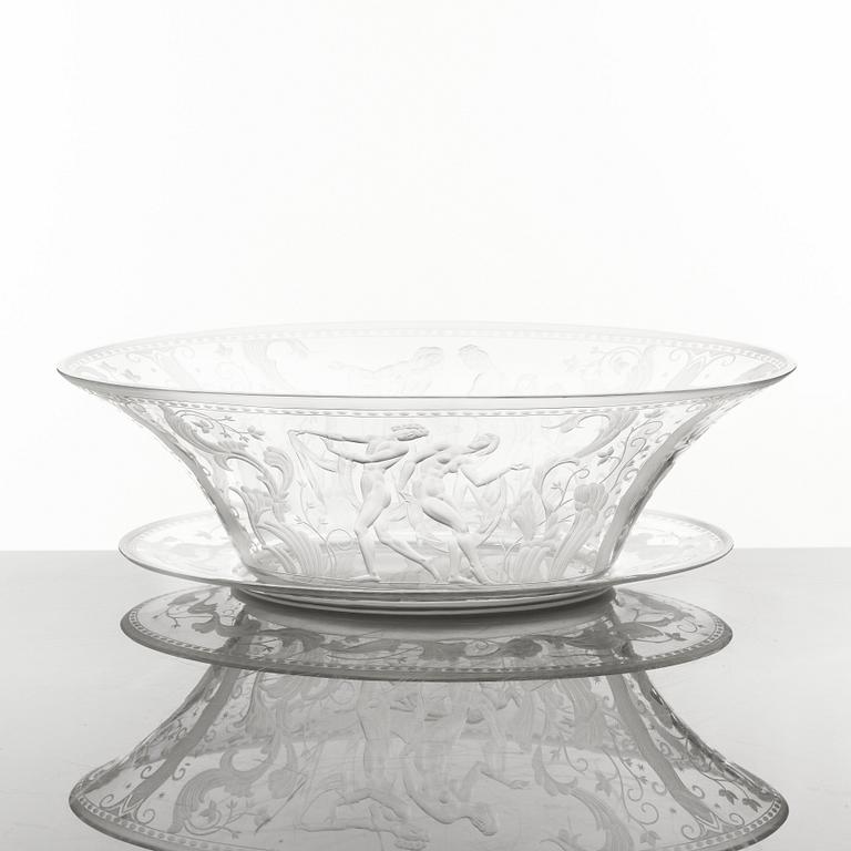 Simon Gate, an engraved Swedish Grace glass bowl on a plate, Orrefors, Sweden 1925, model 147.