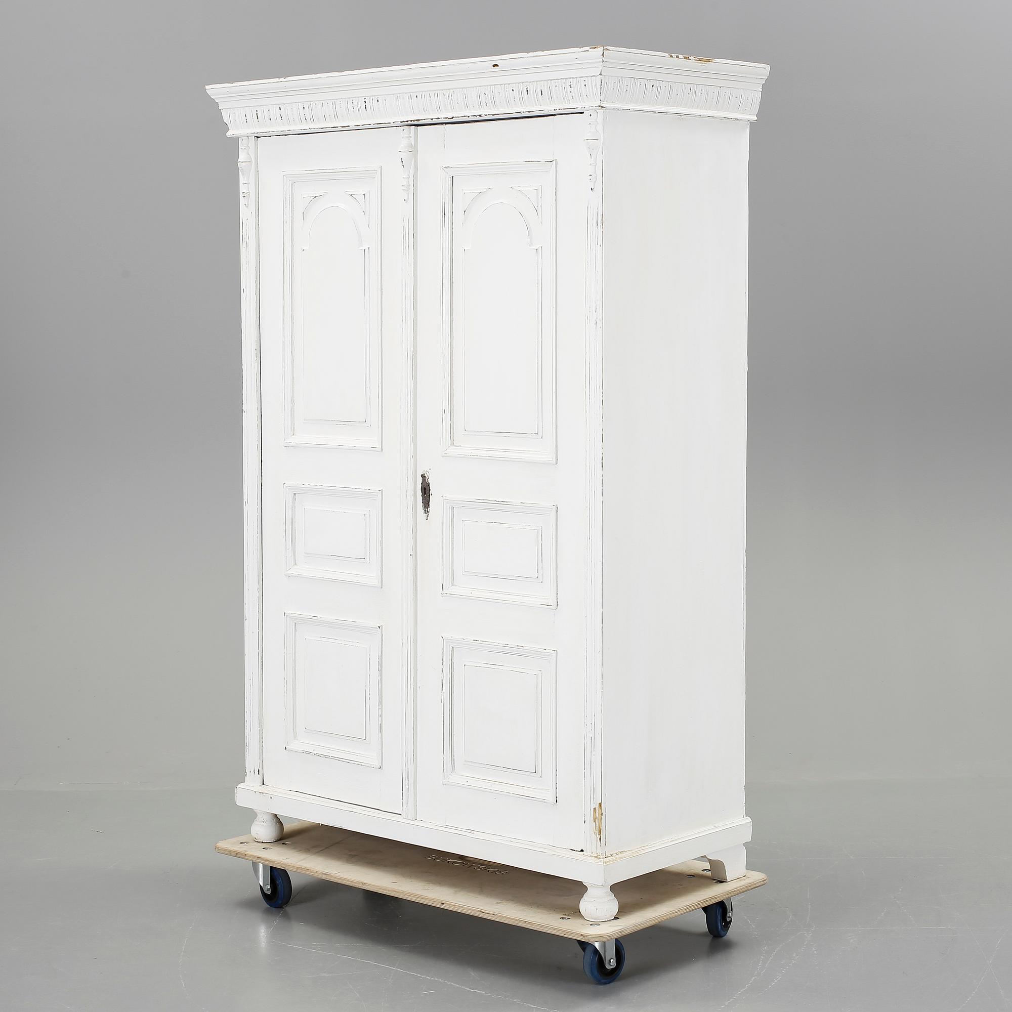 KLÄDSKÅP, 1900-talets första hälft.