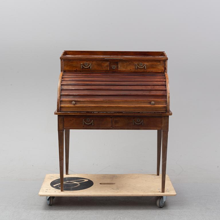A Louis XVI style mahogany marquetry cylinder bureau, first half of the 20th century.