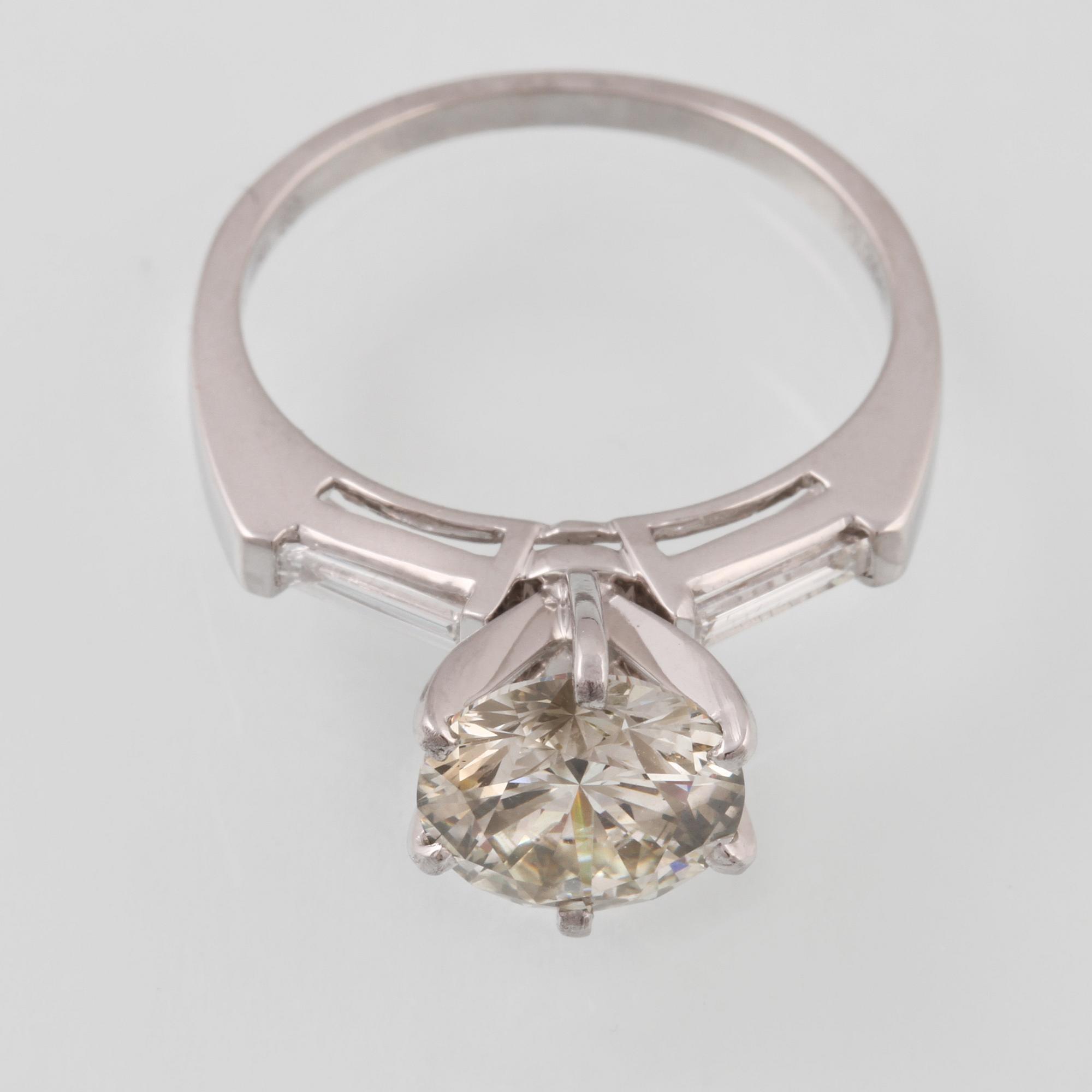 RING, 18K vitguld med briljantslipad diamant ca 2.10 ct. Vikt 3,7 gram.