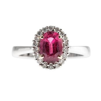 SORMUS, 14K valkokultaa, rosa safiiri 1.70 ct. Briljanttihiottuja timantteja 0.30 ct. Paino 5,4 g.