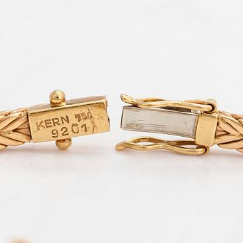 Armband, 18K guld, turkoser samt briljantslipade diamanter totalt ca 0.90 ct. René Kern, Tyskland.