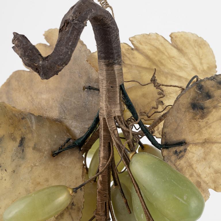 A set of eight decorative grapes in the material nephrite, quarts, amethyst.