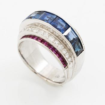 W.A. Bolin ring 18K vitguld med gammal- och åttkantslipade diamanter samt fasettslipade safirer och rubiner.