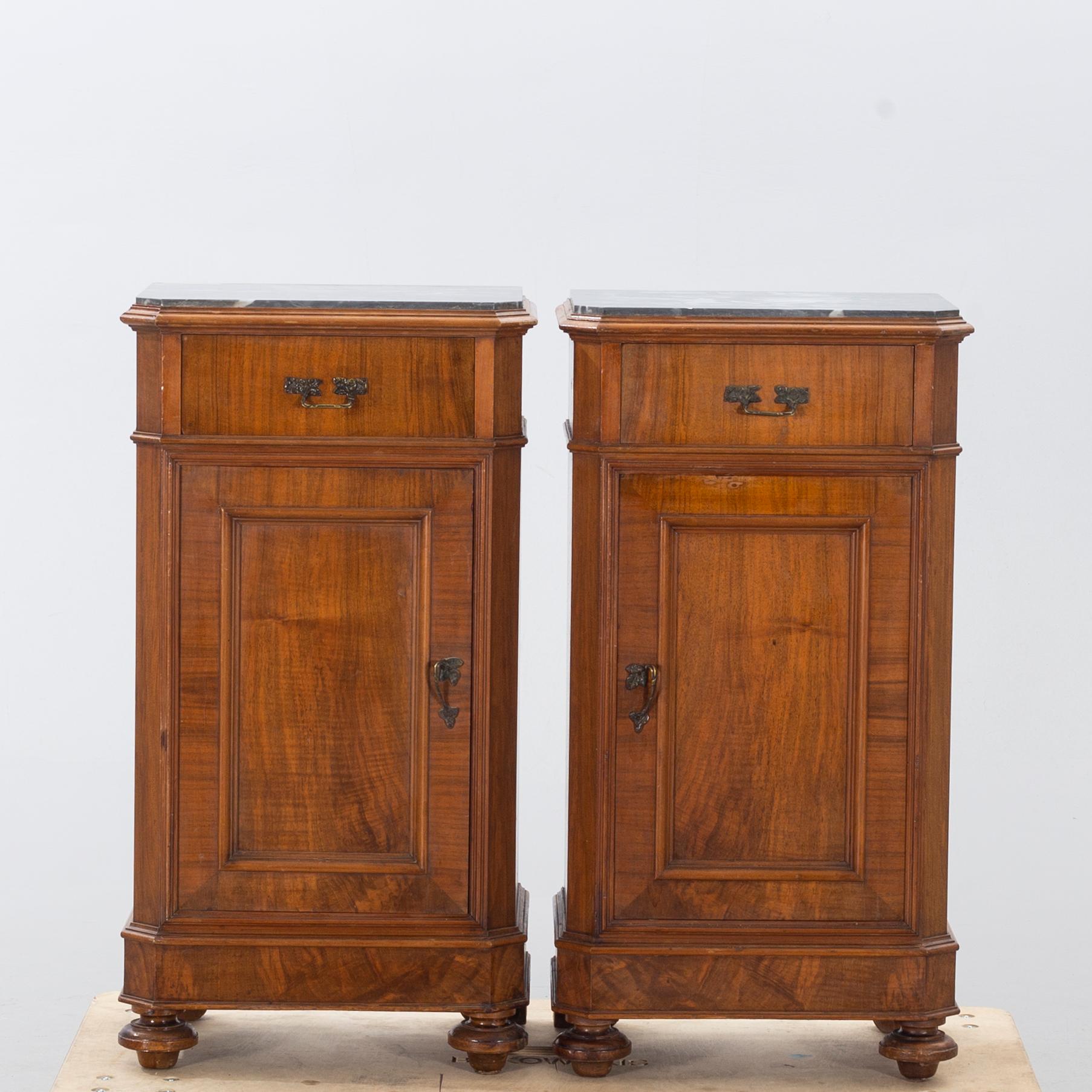 SÄNGBORD ett par 1900-talets första hälft.