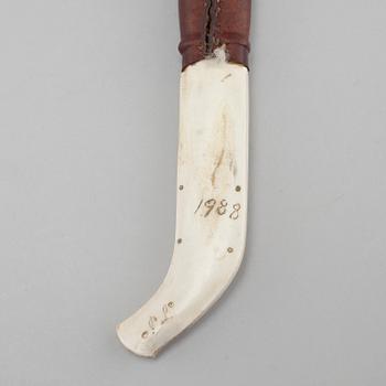 A knife by Paul Larsson, signed and dated 1988.
