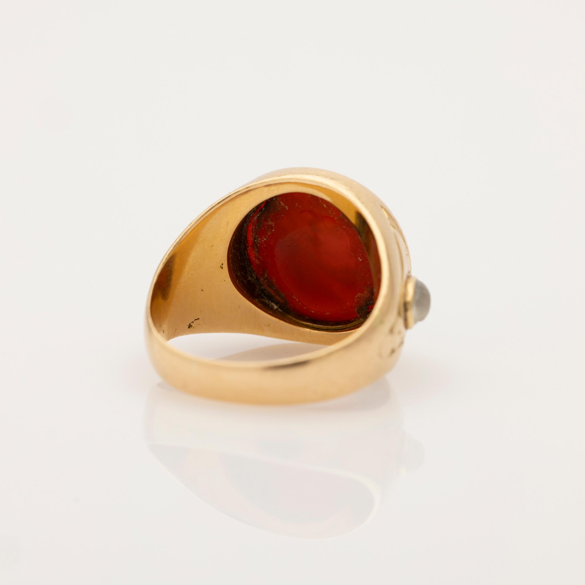 Cocktail ring, 18k gold with red and moonstones.