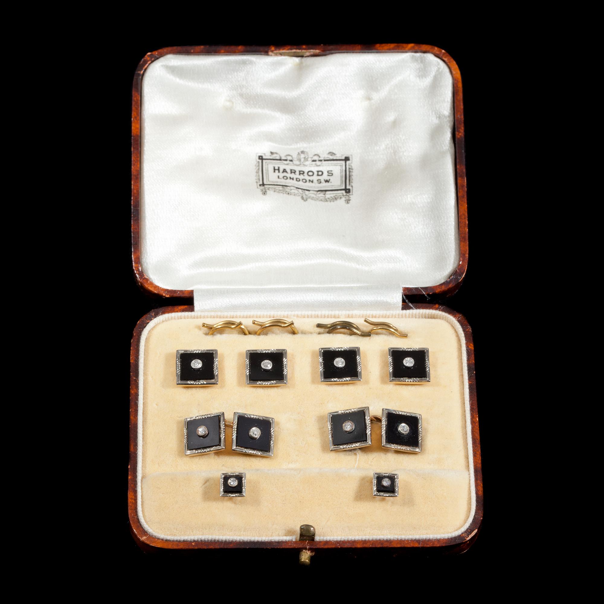 MANCHETT- och FRACKKNAPPAR, onyx med briljantslipade diamanter. Originaletui, Harrods. C. 1900.