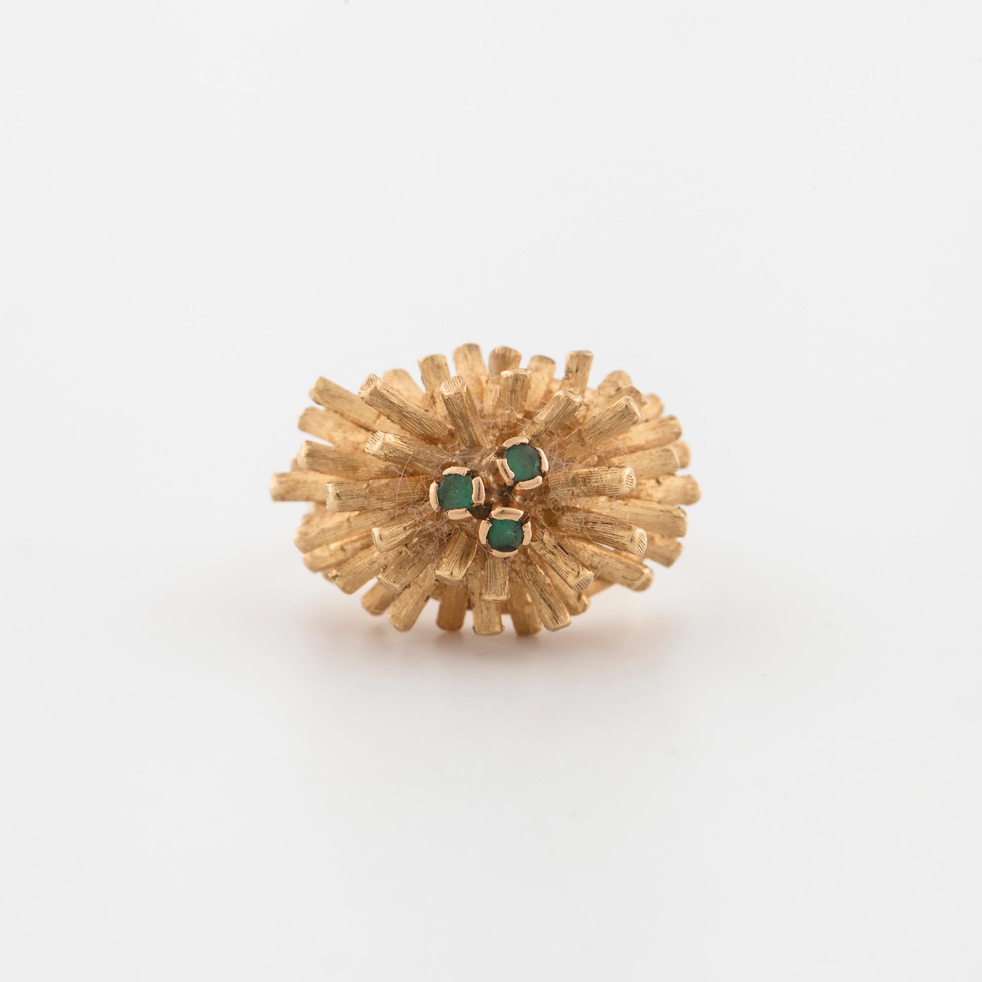 RING, med tre fasettslipade smaragder.