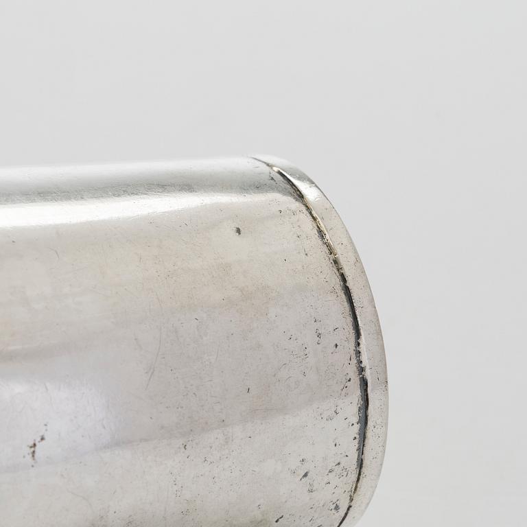 Bägare, silver, mästarstämpel OWL, 1700-talets mitt, gravyr daterad  1760. Oidentifierad mästare.