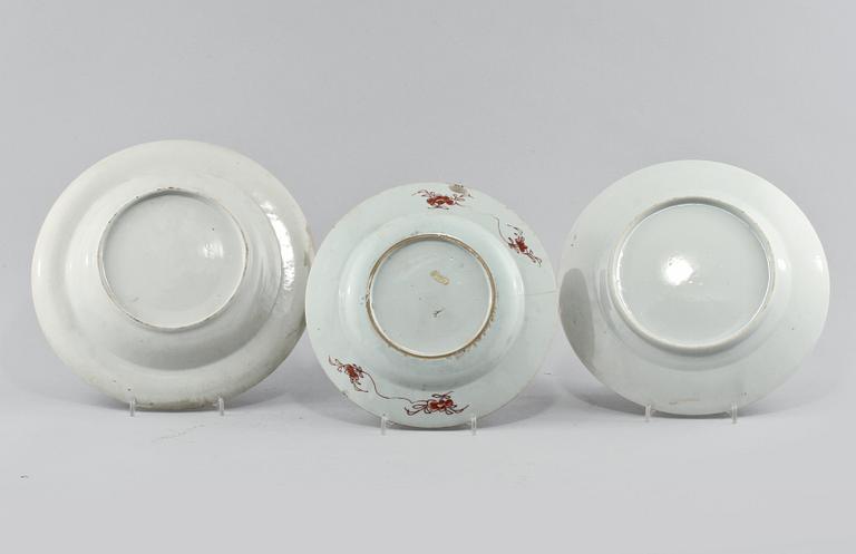 BÅLSKÅL, KANNA samt TALLRIKAR, 3 st, porslin, Kina, 1700-tal respektive 1800-tal.