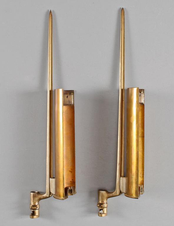 VÄGGLAMPETTER MED BAJONETTER, ett par, mässing resp stål, 1900-tal.