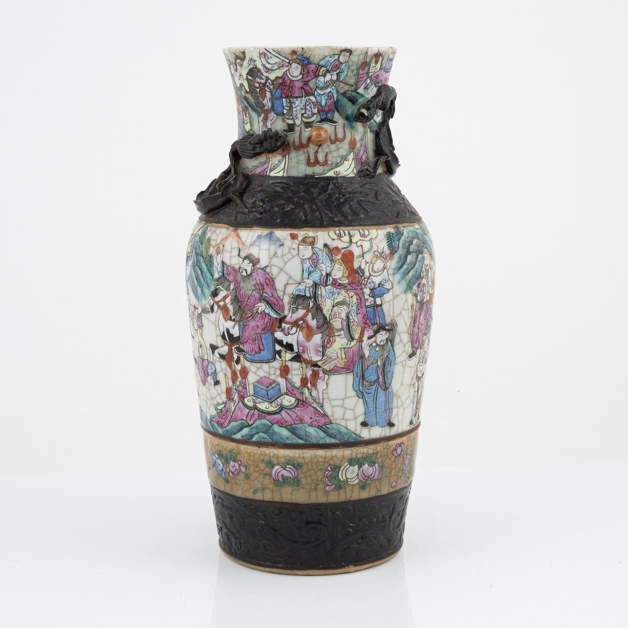 A Chinese porcelain vase and a Japanese Ming-style bowl, around the year 1900.