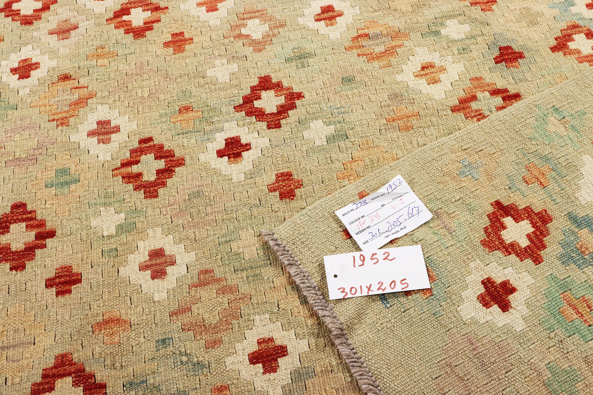 A Kilim carpet, c. 301 x 205 cm.