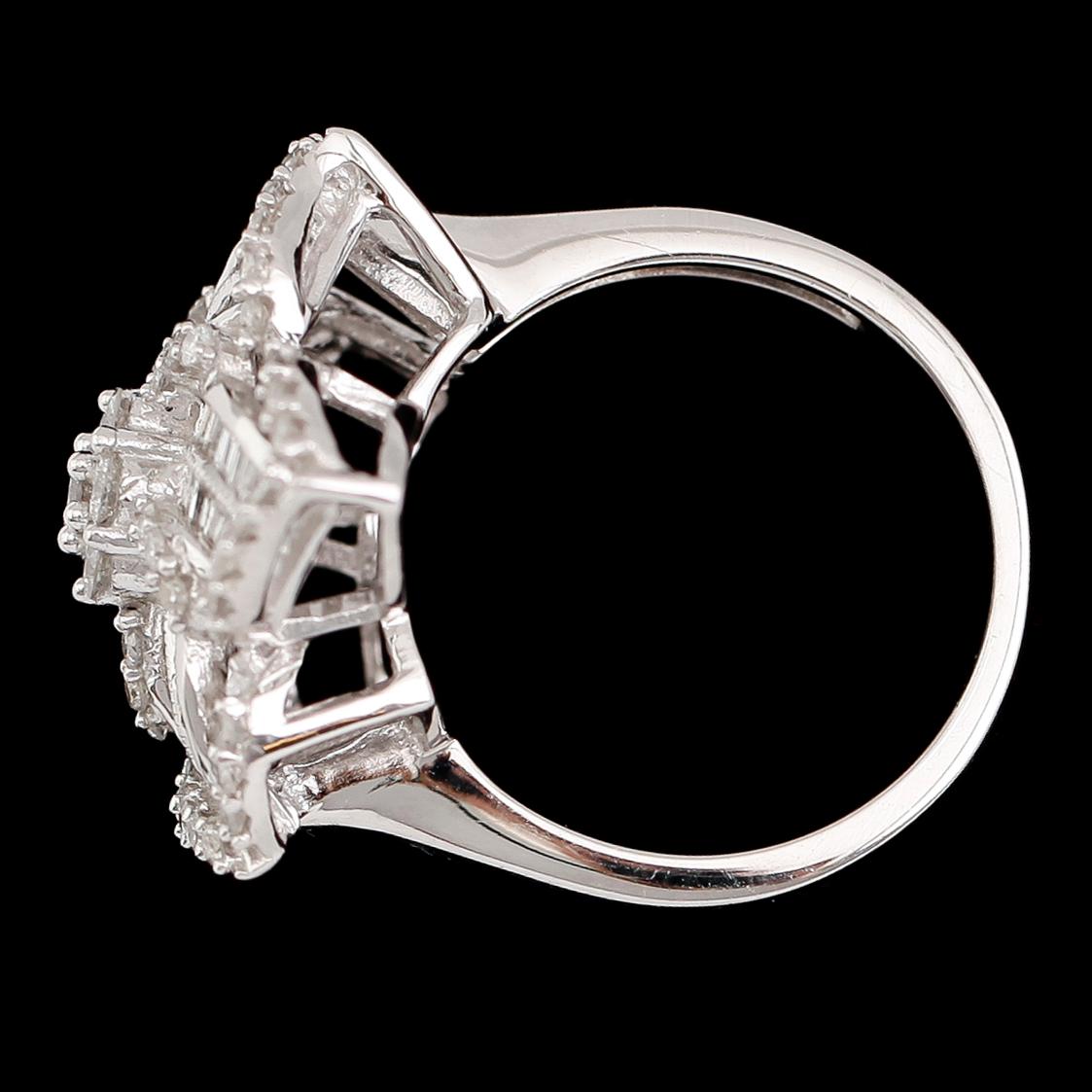 COCKTAILRING, 18 k vitguld, briljant- och baguettslipade diamanter tot 1.04 ct. Vikt 7,8 g.