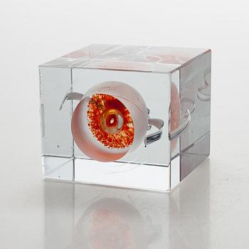 An annual glass cube, signed Oiva Toikka Nuutajärvi 1985, numbered 146/2000.