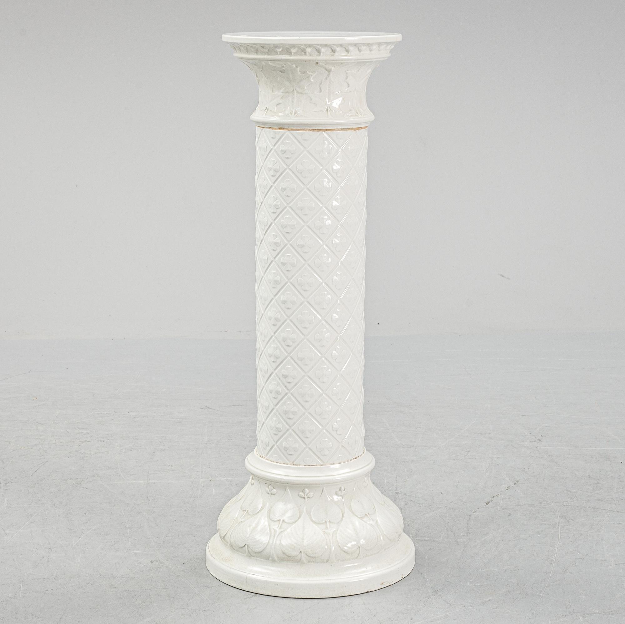 An early 20th Century piedestal.