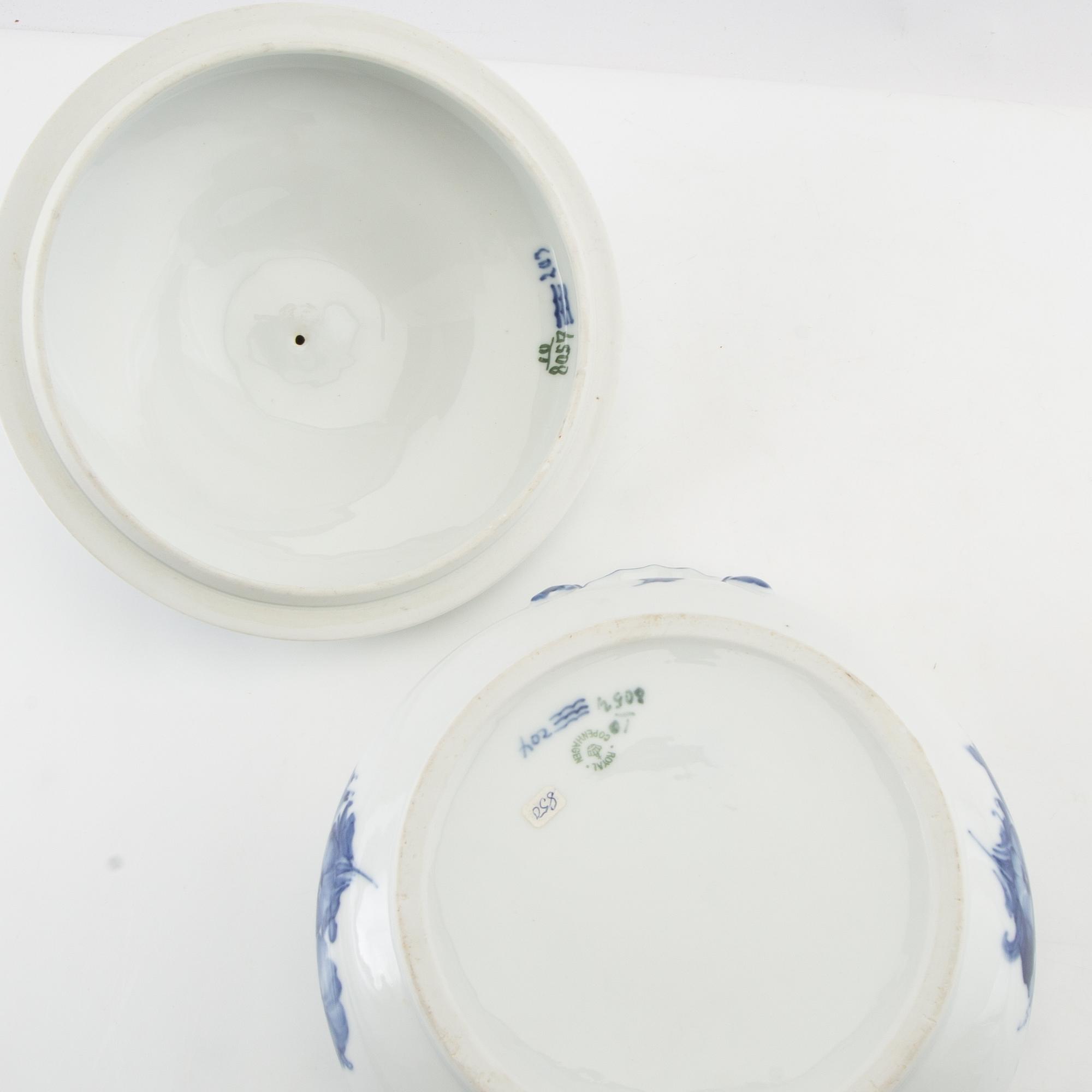 Service approximately 140 pieces "Blue Flower" Royal Copenhagen Denmark 20th century porcelain.