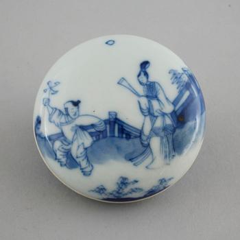 A soup plate, three dishes and a small box, China, 18th and 19th century.