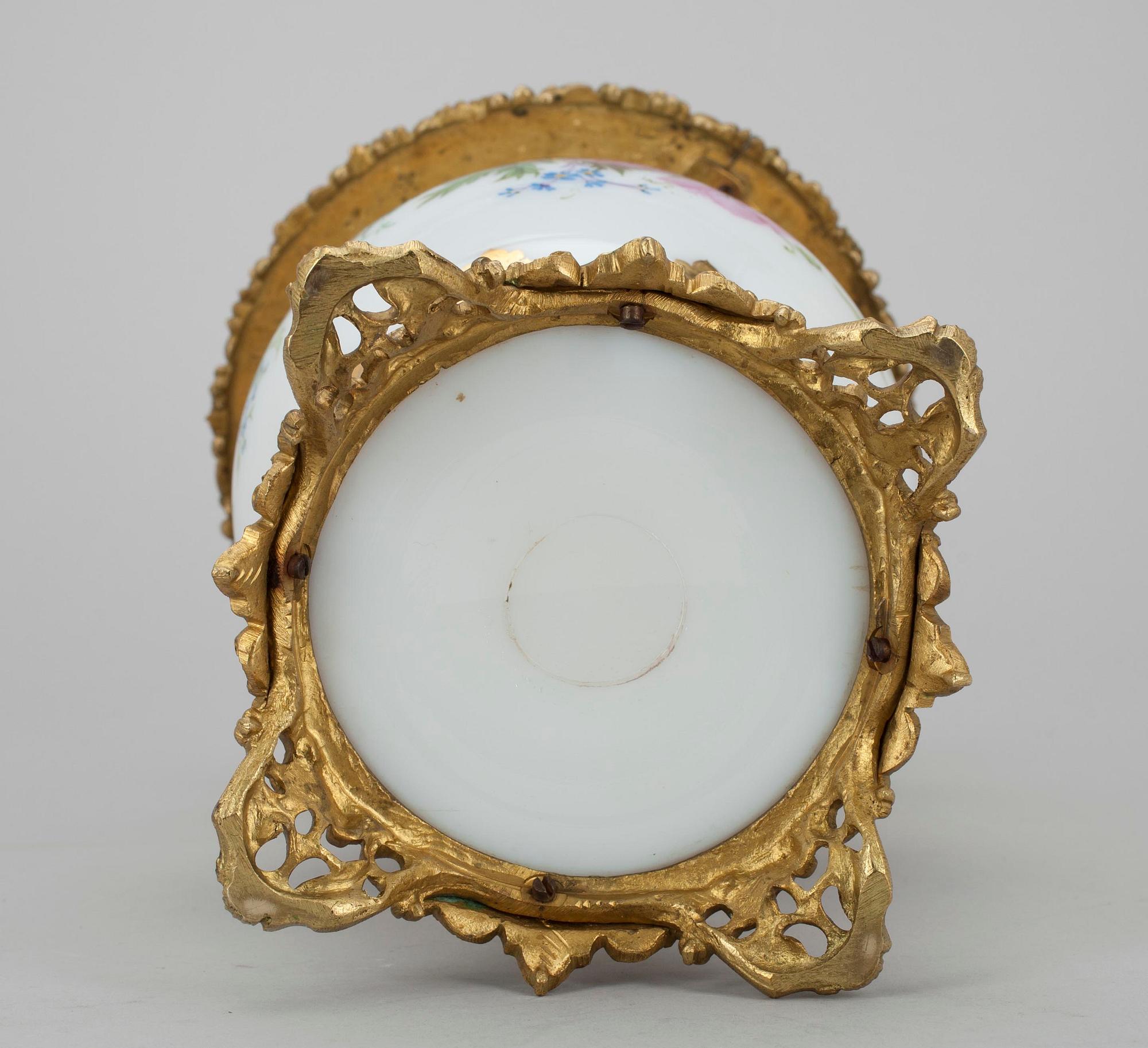 URNA, opalglas och brons, 1800-tal.