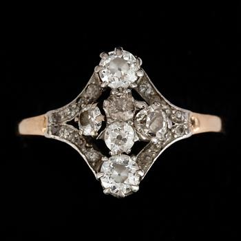 RING. 18K guld med 24 gammalslipade diamanter. Vikt ca 3,5 gram.