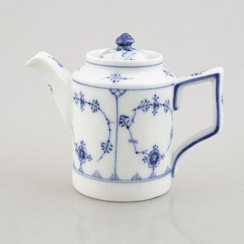 A "Blue fluted" / "Musselmalet" Coffee pot, ROyal Copenhagen, empire style, model 2065, 1898-1923.