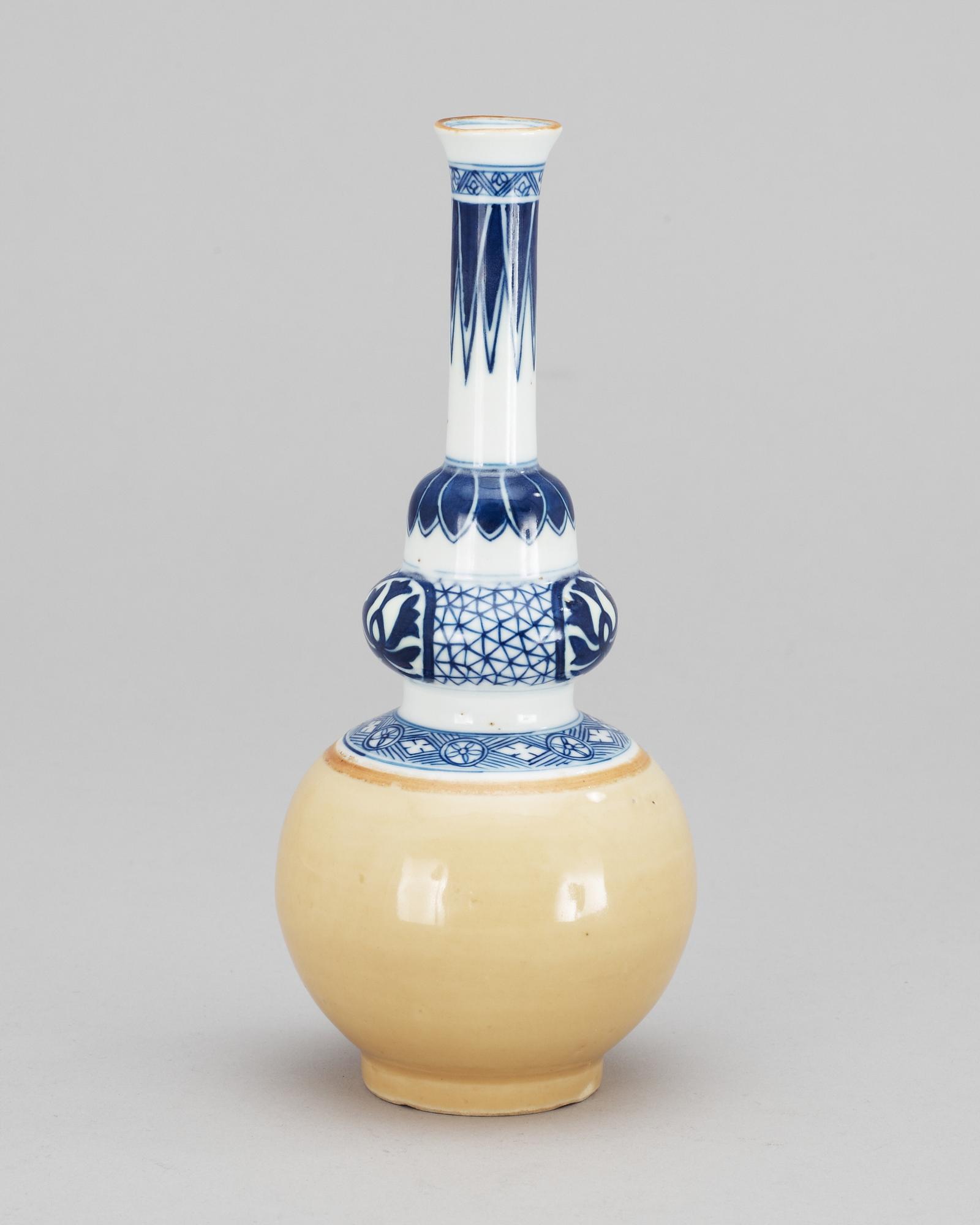A blue and white glazed vase, Kangxi style, Qing dynasty.