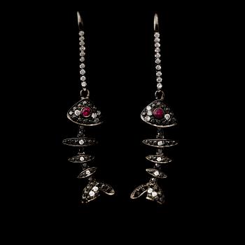 ÖRHÄNGEN, 1 par, 18K mörkrodierat vitguld, rubiner och diamanter.