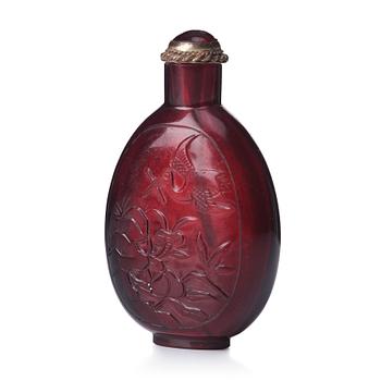 587. A red glass snuff bottle with stopper, Qing dynasty, 19th Century.