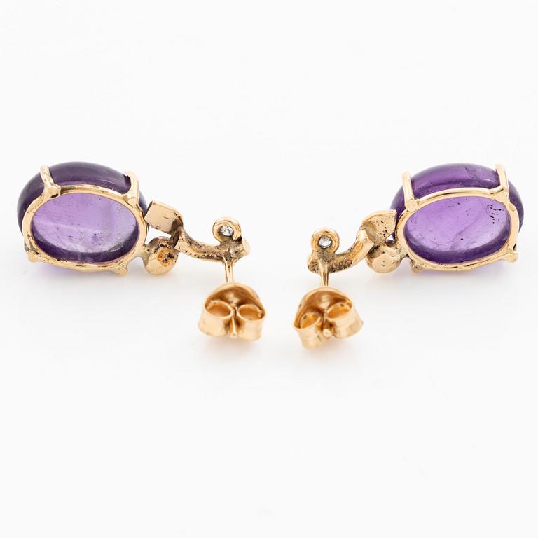 Örhängen, Mandelstam, 18K guld med cabochonslipade ametister och åttkant- och briljantslipade diamanter.