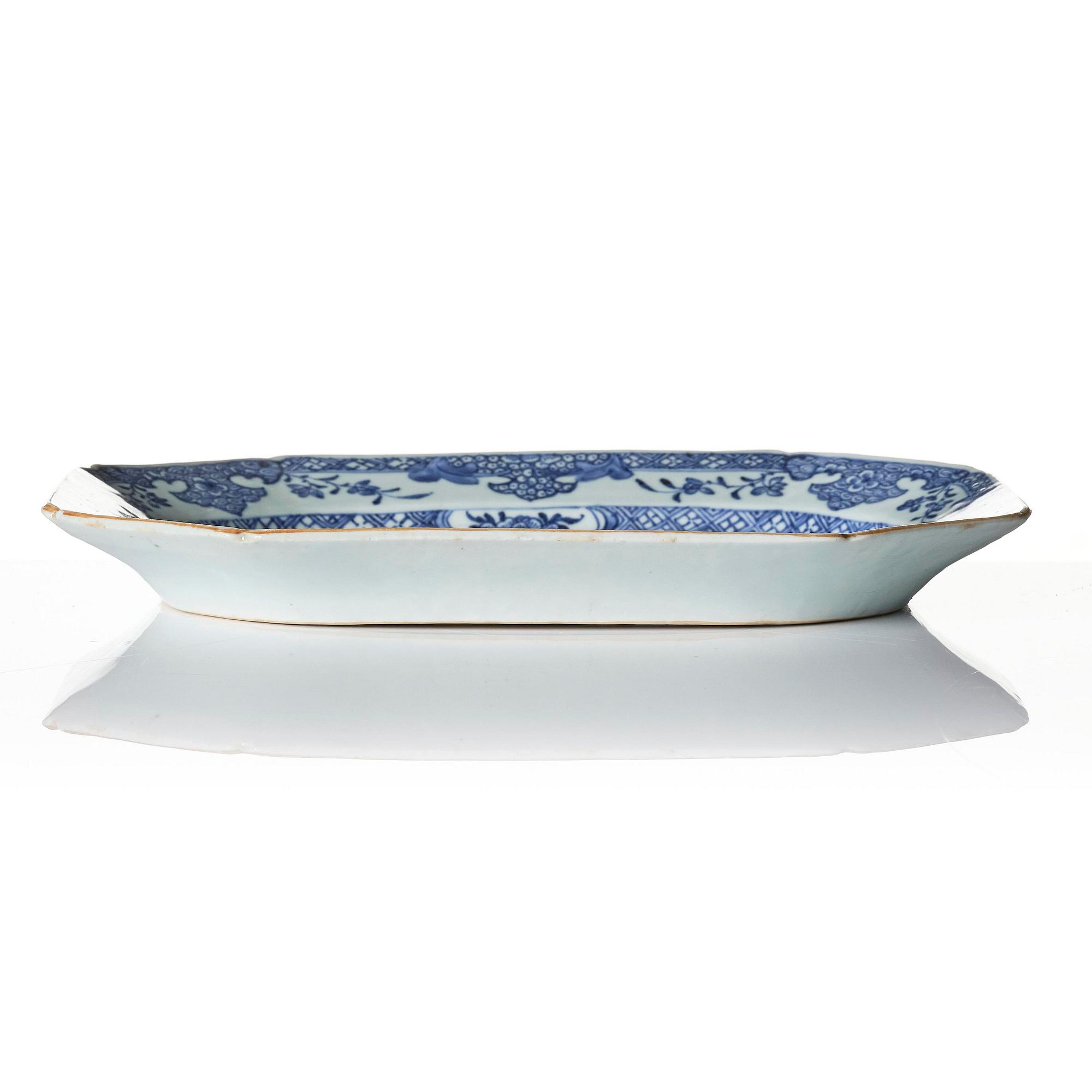 A pair of blue and white charges Qinalong.