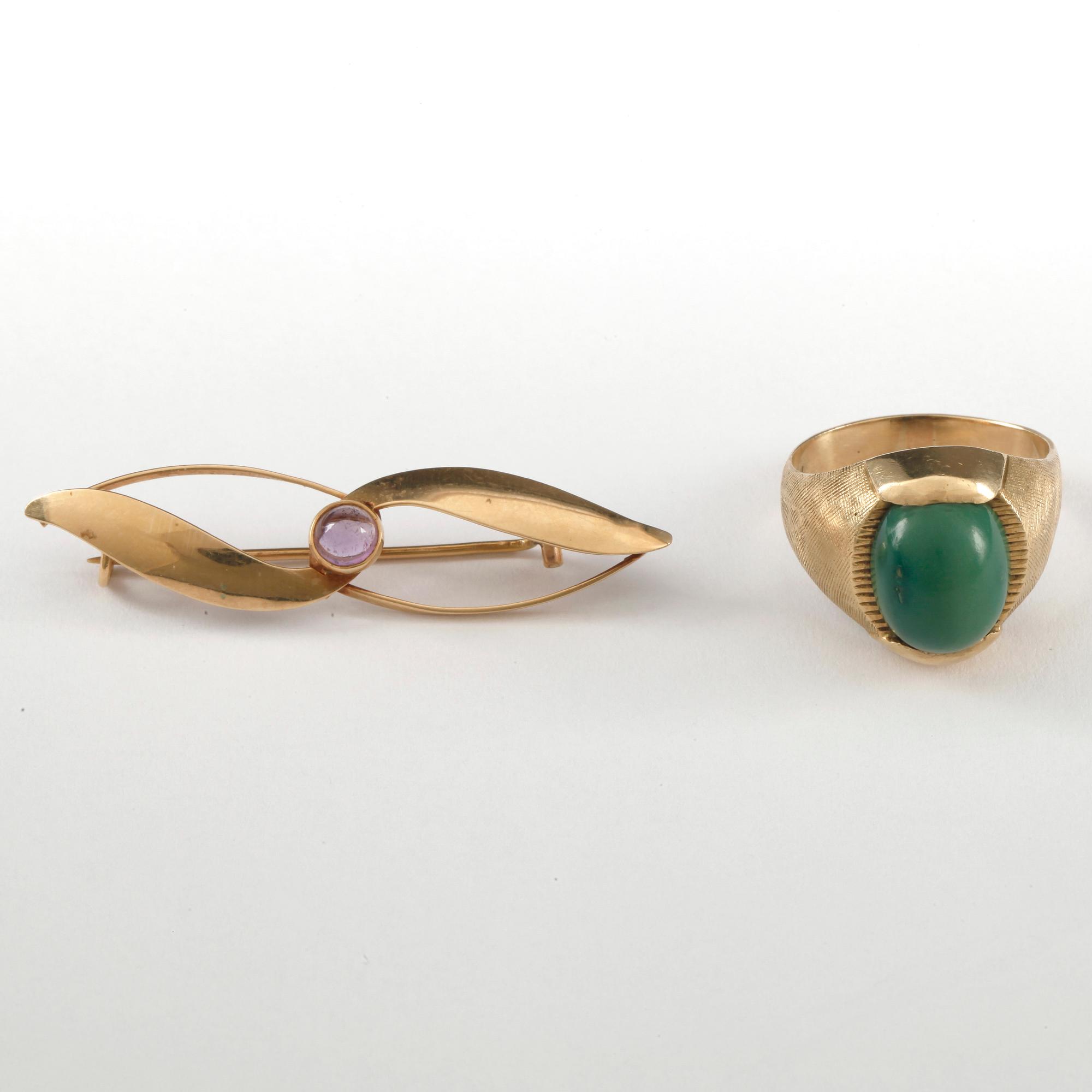 RING OCH BROSCH, 18k guld med grön sten. Totalvikt 9,6g.