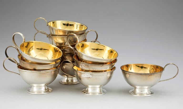 PUNSCHBÄGARE, 12 st, silver, Guldsmedsaktiebolaget, Stockholm, 1945. Tot vikt ca 398 g.