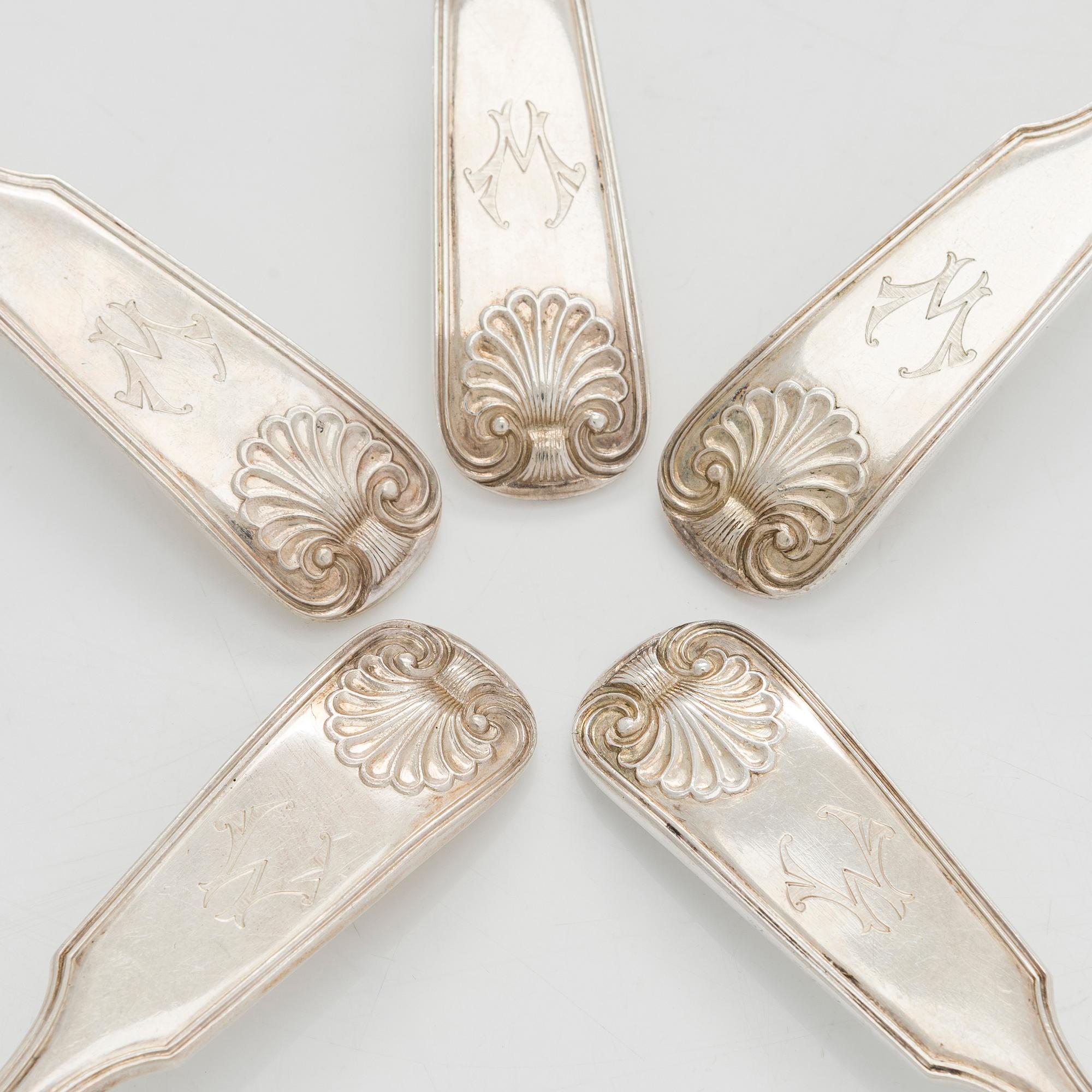 C. J. Heyne, och Grachev, ragusked och bestickuppsättning, 36 delar, silver, S:t Petersburg 1825 och 1894.