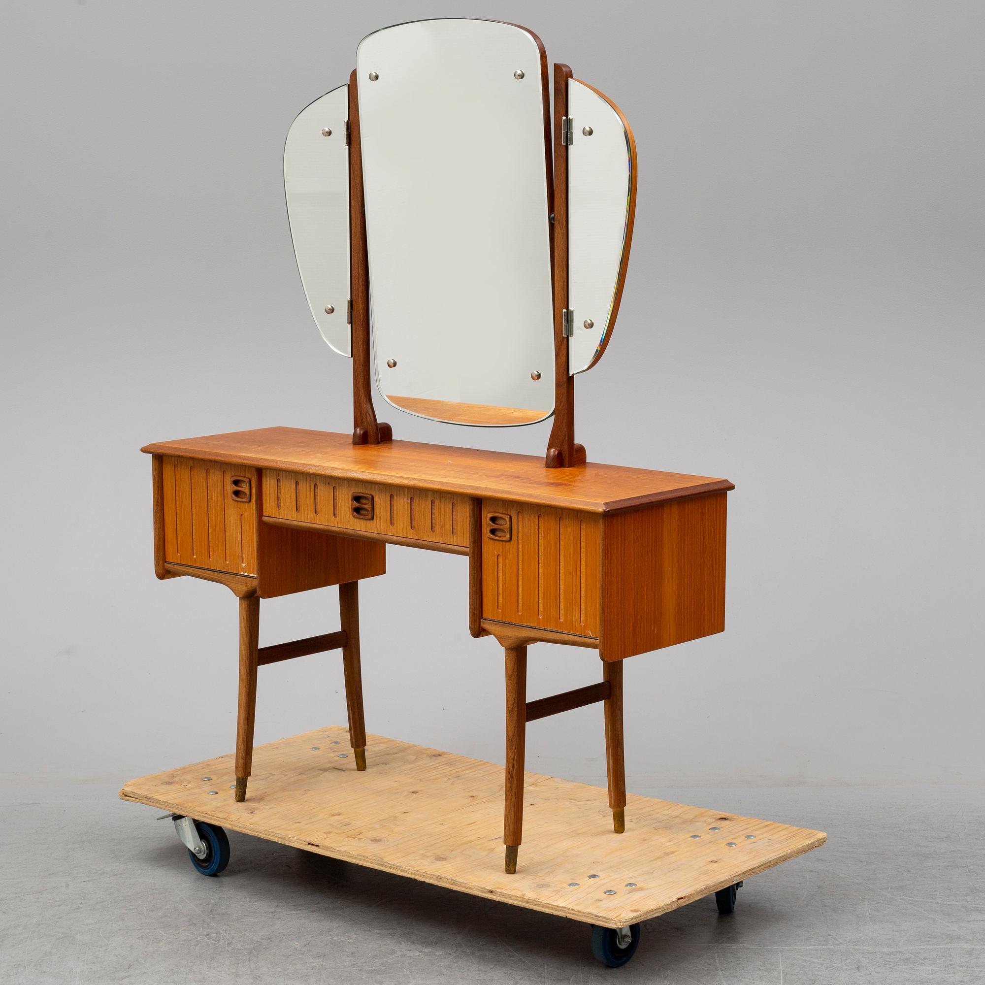 SMINKBORD, 1950/60-tal, fanérat i teak.
